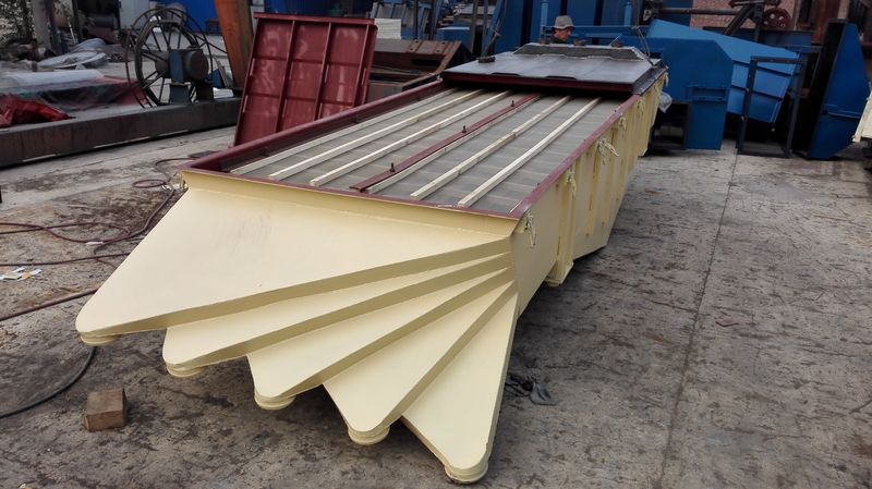 4層1040直線篩網(wǎng)架、上蓋安裝中