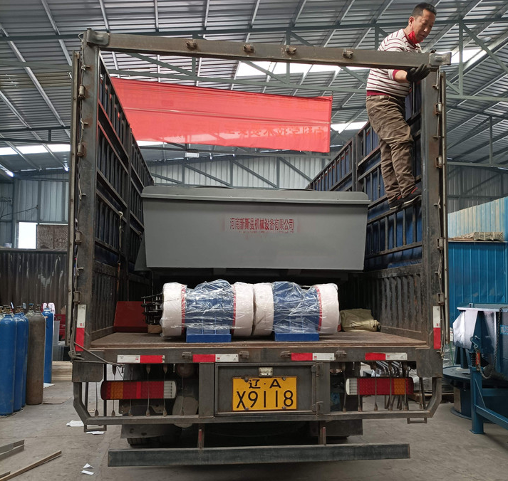 遼寧重型直線篩、江蘇輕型直線篩、四川800*800振動平臺發(fā)貨