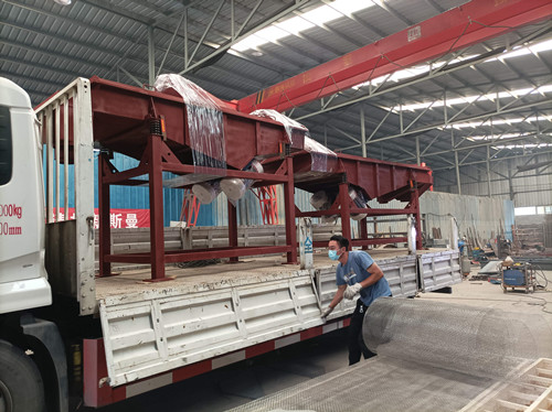 1030/1035直線振動(dòng)篩、電磁給料機(jī)、特氟龍旋振篩發(fā)貨