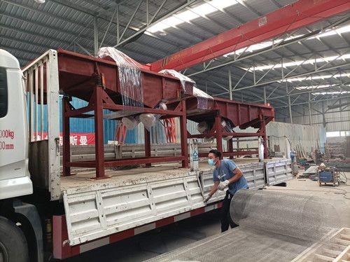 1030/1035直線振動篩、電磁給料機(jī)、特氟龍旋振篩發(fā)貨