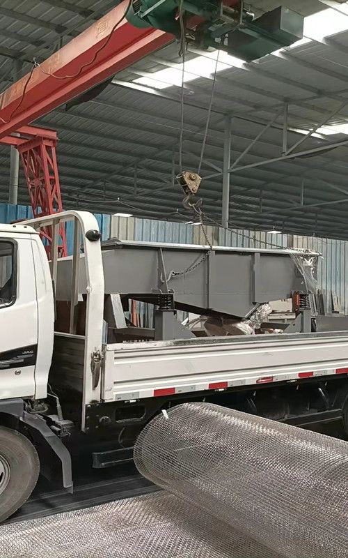 直線篩、1500mm三次元振動篩、1300*1300振動平臺發(fā)貨