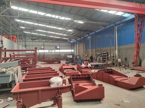 直線振動篩、給料機(jī)、旋振篩、全304旋振篩車間生產(chǎn)中