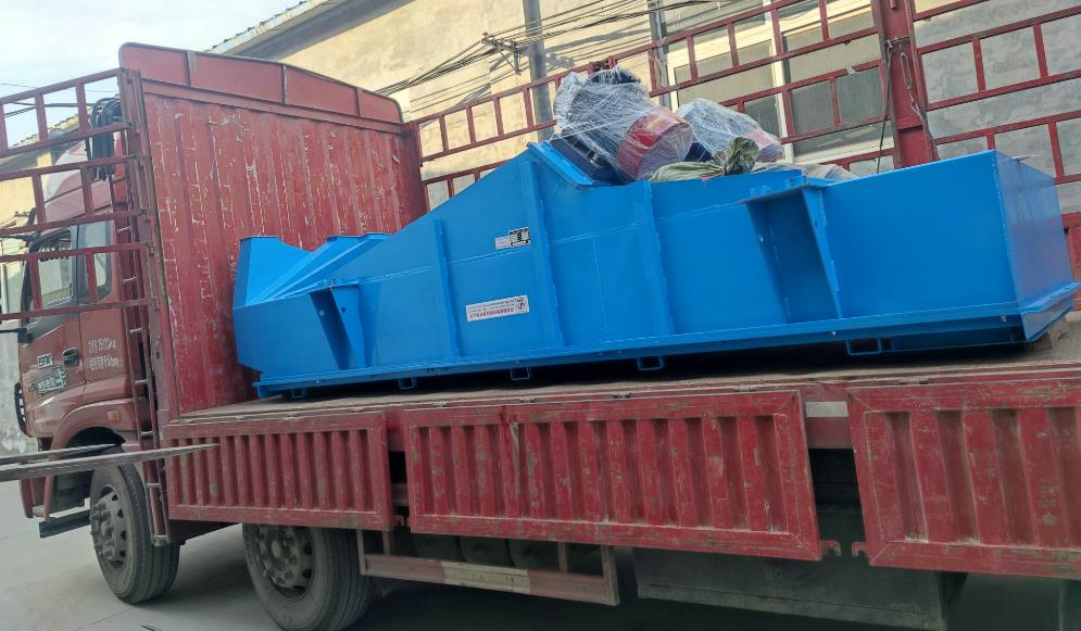 江蘇宿遷1040直線篩裝車(chē)發(fā)貨現(xiàn)場(chǎng)