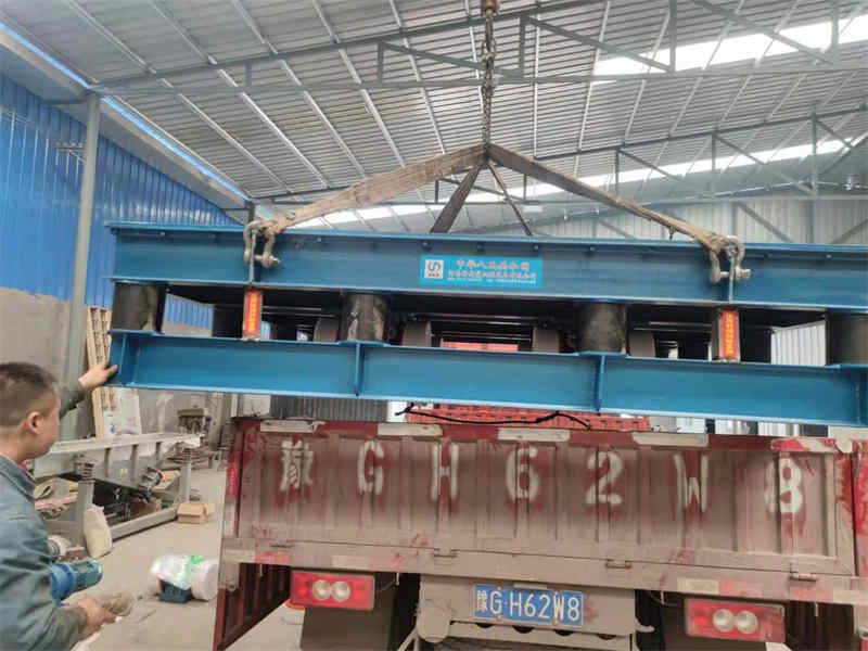 5月7日上?？蛻?.5*2.5米超大振動平臺和輸送發(fā)貨