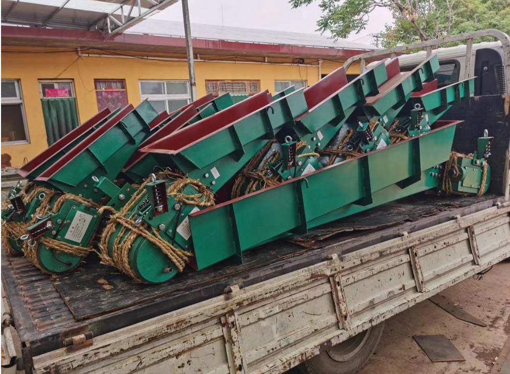 洛陽客戶16臺(tái)電磁給料機(jī)裝車發(fā)貨現(xiàn)場(chǎng)