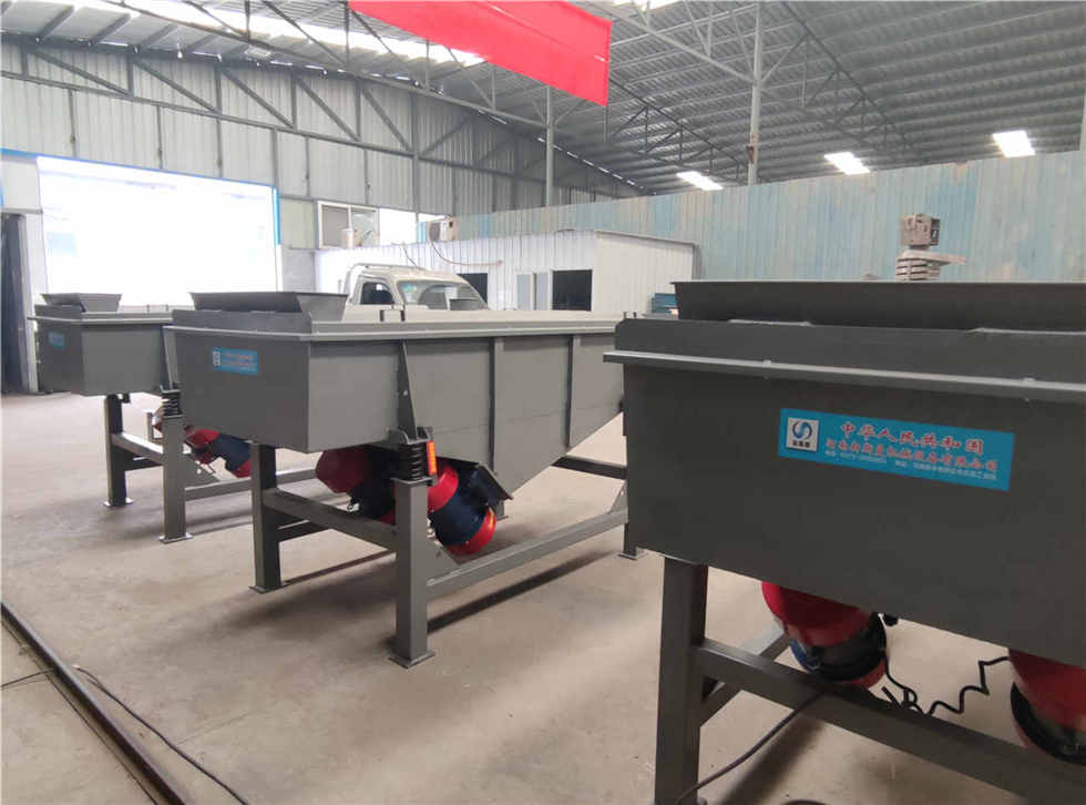 多臺(tái)直線振動(dòng)篩，脫水篩，緊張有序加工生產(chǎn)中