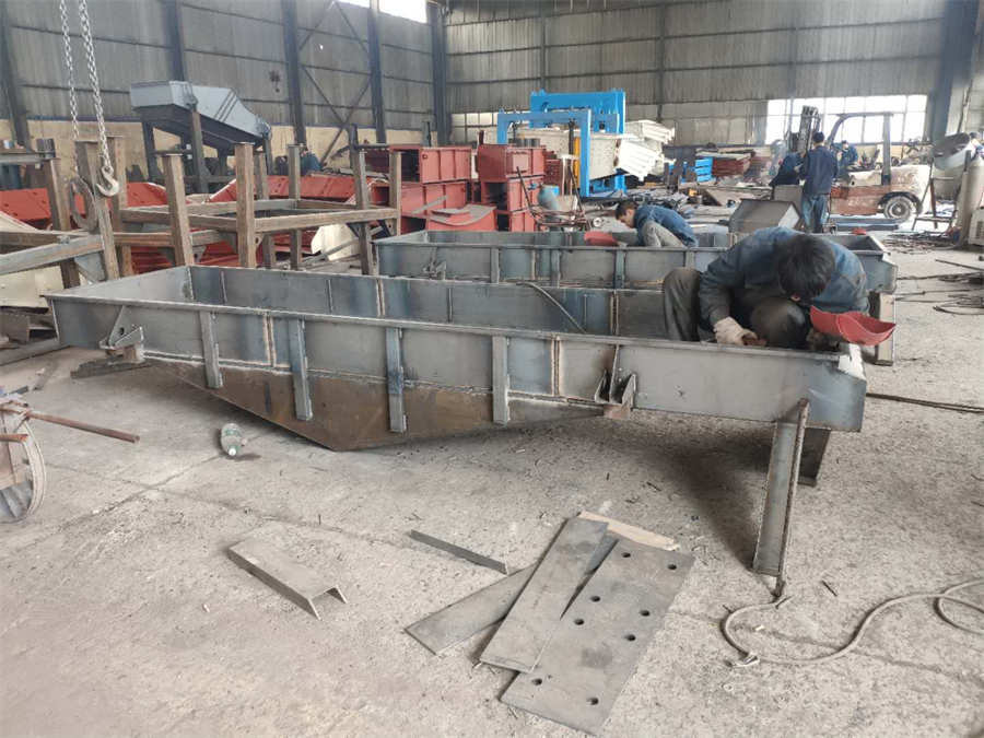 車間實拍，工人們緊張有序的趕制