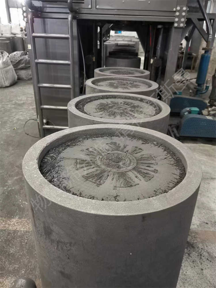 石墨化坩堝投料設(shè)備，坩堝壓實(shí)設(shè)備，艾奇遜爐投料設(shè)備，石墨化吸料小車，石墨化投料小車，石墨化高溫吸料系統(tǒng)