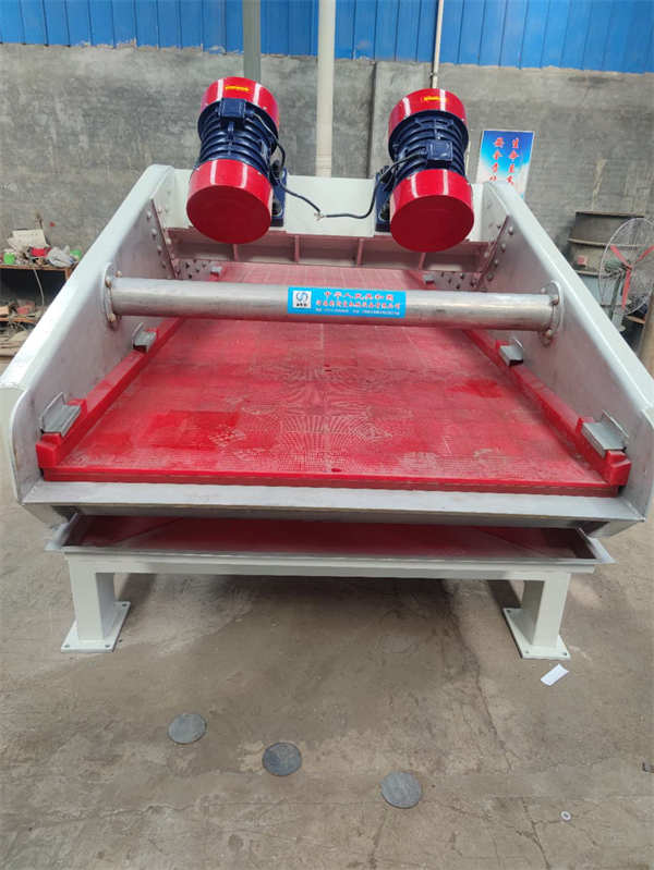 1540特制不銹鋼脫水振動篩，已發(fā)貨，篩分效果好，篩箱采用高強(qiáng)度螺栓鉚釘，篩面由弧形段與直線段組成，結(jié)構(gòu)堅固耐用，用料厚實(shí)，運(yùn)行平穩(wěn)噪聲低，使用率高，使用壽命長！