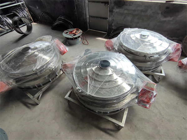 4臺1200不銹鋼直排篩發(fā)貨， 加裝超聲波系統(tǒng)，篩分精度高，產(chǎn)量大， 能耗低，全封閉，無粉塵，特制電機。
