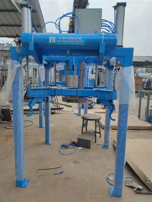 噸包自動(dòng)包裝機(jī)，帶除塵承重功能，方便高效快捷，放您的車(chē)間再無(wú)粉塵。