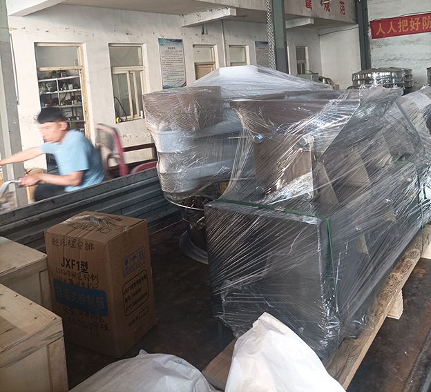 塑料旋振篩、電磁給料機(jī)發(fā)貨