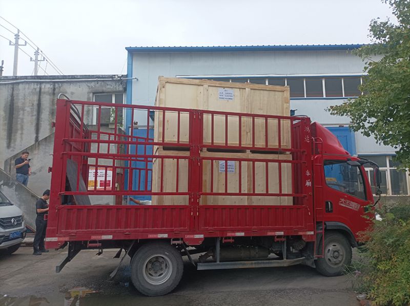 2臺(tái)定制直線篩出口非洲