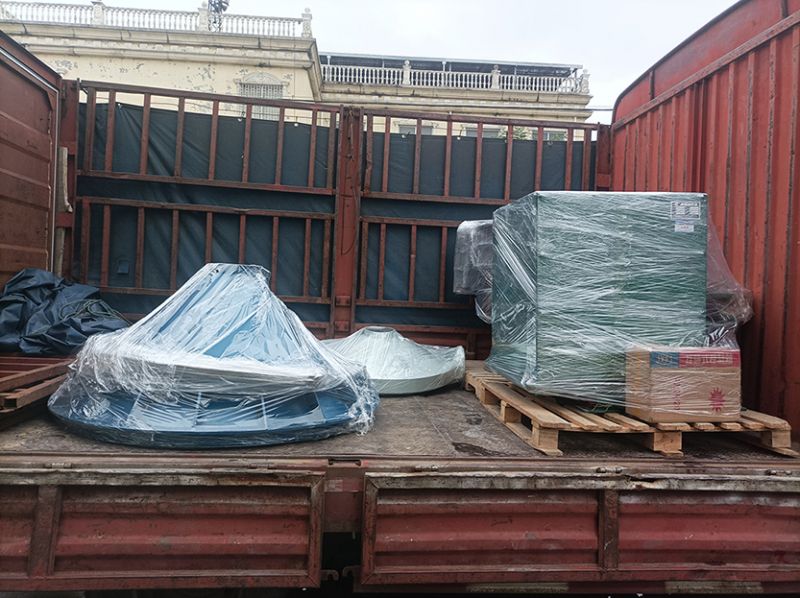 1米和1.5米直排篩底錐、1.2米旋振篩、給料機(jī)等全部發(fā)貨