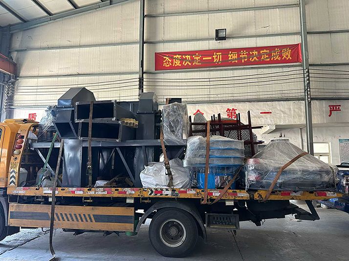 斗式提升機(jī)、振動(dòng)料斗、旋振篩整車發(fā)貨