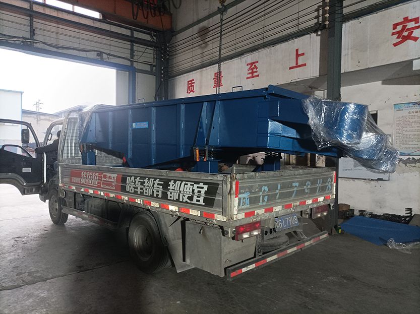 客戶特殊定制的直線振動(dòng)篩發(fā)貨
