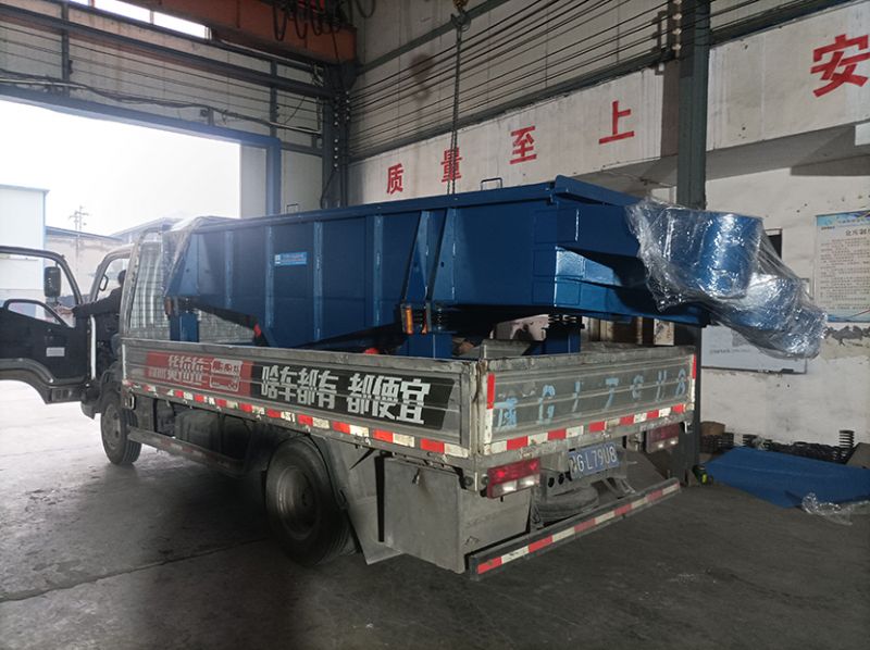 客戶特殊定制的直線振動(dòng)篩發(fā)貨