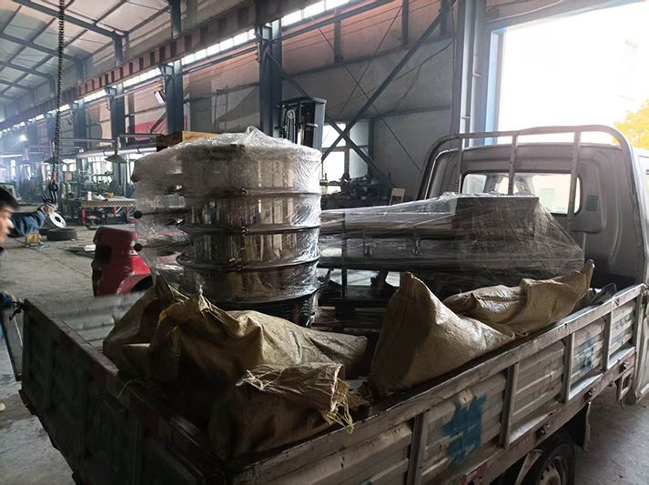 旋振篩、電磁給料機(jī)、硅膠軟連接發(fā)貨