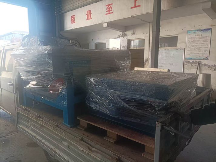 振動(dòng)平臺(tái)、直線篩發(fā)貨