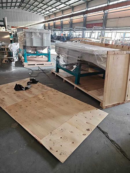 出口兩臺直線篩分機，裝訂出口專用箱，準備發(fā)貨！比起“最低價”，更想給你“最省心”，從溝通到交付，全程跟進，不讓你多操一份心。