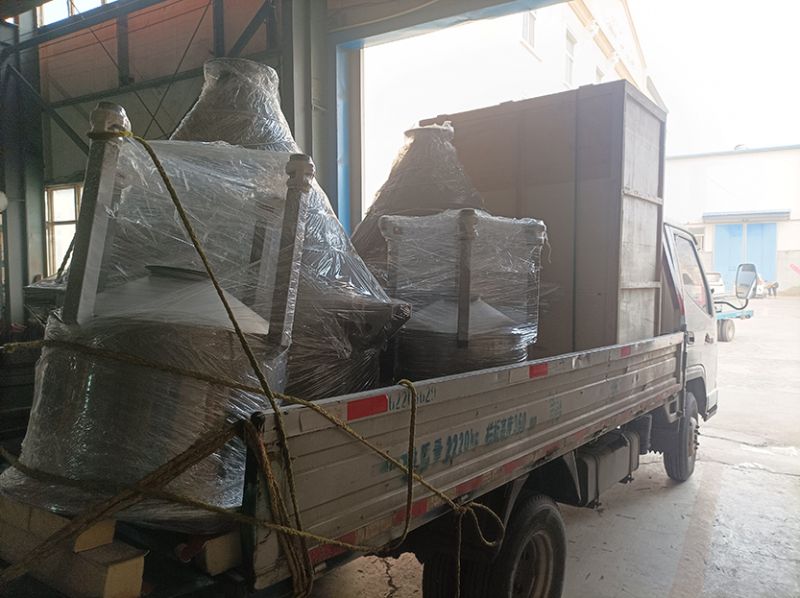 不銹鋼真空上料機(jī)、不銹鋼料倉(cāng)、接料桶發(fā)貨