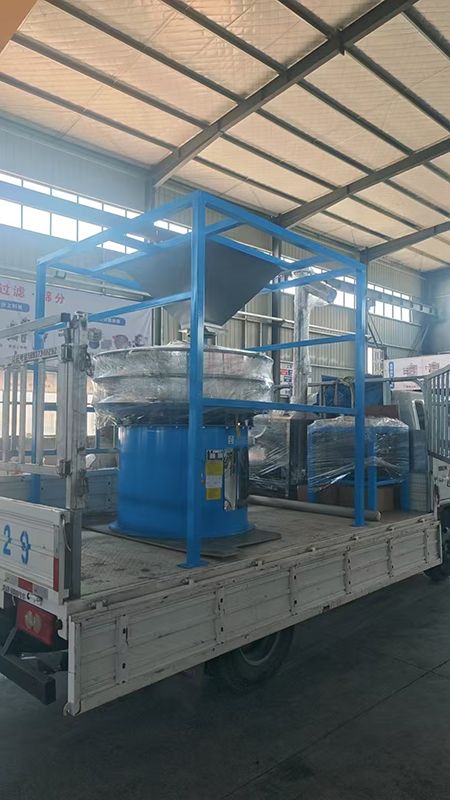 5月4日客戶特殊定制料倉(cāng)，振動(dòng)篩分，螺旋輸送組合整體打包發(fā)貨