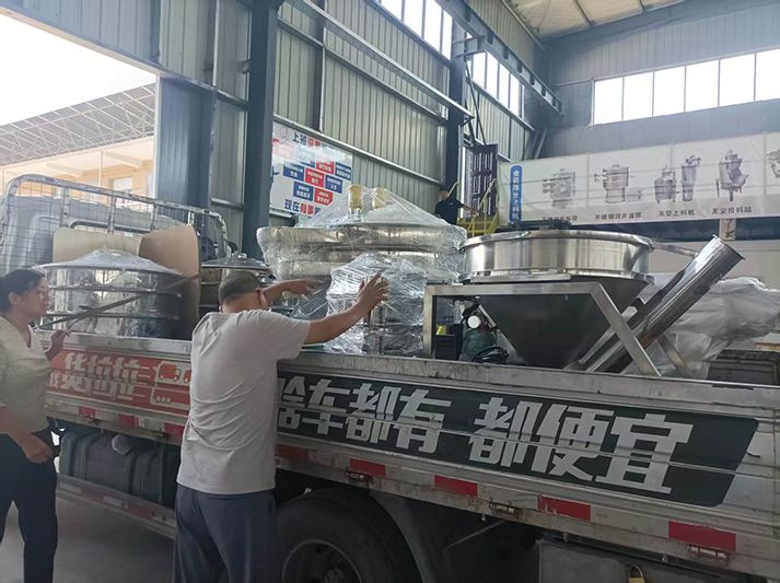 6月13日旋振篩、電磁給料機(jī)、螺旋輸送機(jī)發(fā)貨